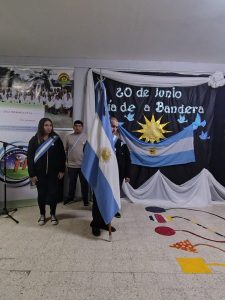 Estudiantes de la modalidad de jóvenes y adultos prometieron lealtad a la bandera nacional