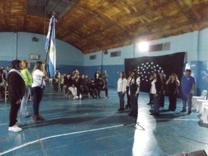 Estudiantes de la modalidad de jóvenes y adultos prometieron lealtad a la bandera nacional