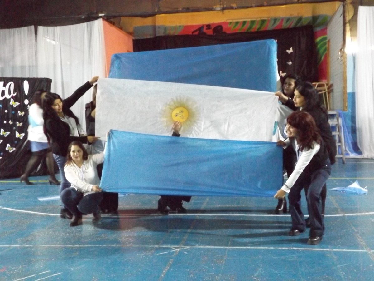 Estudiantes de la modalidad de jóvenes y adultos prometieron lealtad a la bandera nacional