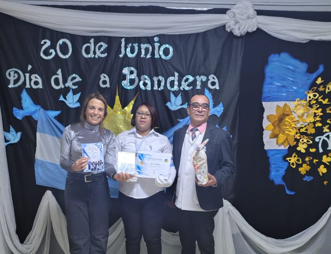 Estudiantes de la modalidad de jóvenes y adultos prometieron lealtad a la bandera nacional