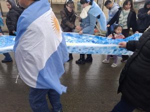 El Jardín de Infantes N° 35 tiñó de celeste y blanco las calles con su "Banderazo" institucional