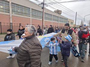 El Jardín de Infantes N° 35 tiñó de celeste y blanco las calles con su "Banderazo" institucional