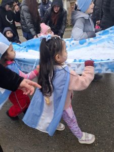 El Jardín de Infantes N° 35 tiñó de celeste y blanco las calles con su "Banderazo" institucional