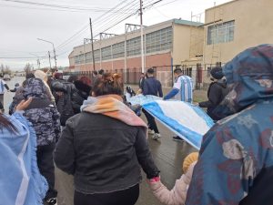 El Jardín de Infantes N° 35 tiñó de celeste y blanco las calles con su "Banderazo" institucional