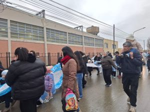 El Jardín de Infantes N° 35 tiñó de celeste y blanco las calles con su "Banderazo" institucional