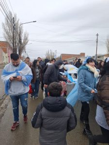 El Jardín de Infantes N° 35 tiñó de celeste y blanco las calles con su "Banderazo" institucional