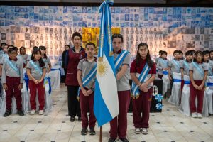 Emoción y compromiso: Estudiantes de Río Turbio realizaron la Promesa de Lealtad a la Bandera
