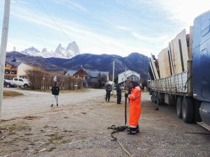Desarrollo Social avanza con la entrega de leña en localidades del interior provincial