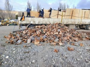 Desarrollo Social avanza con la entrega de leña en localidades del interior provincial