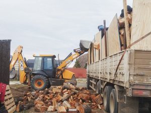 Desarrollo Social avanza con la entrega de leña en localidades del interior provincial