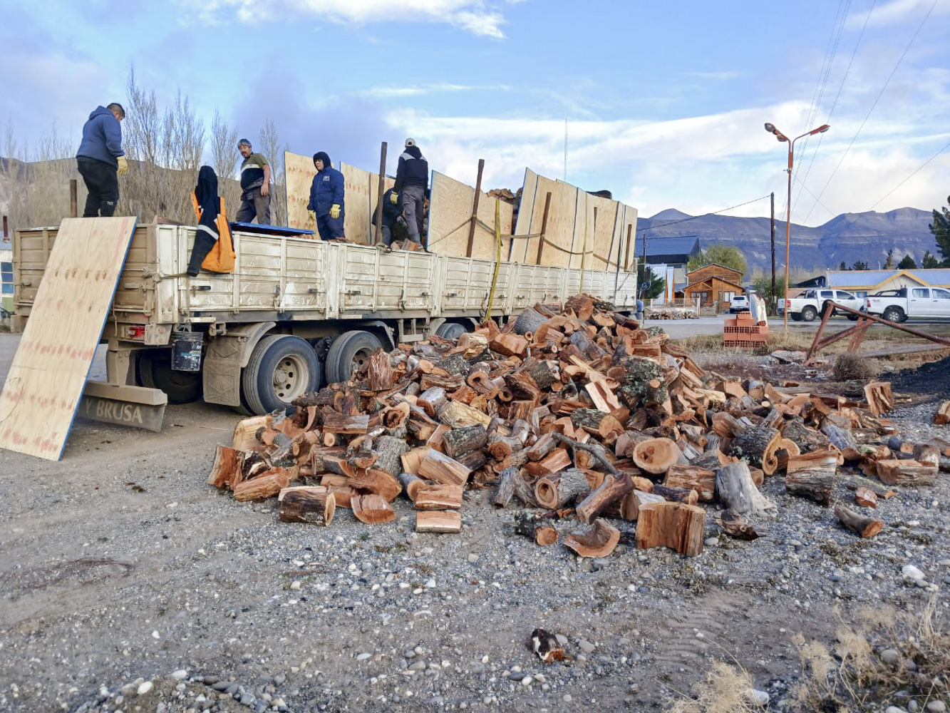 Desarrollo Social avanza con la entrega de leña en localidades del interior provincial