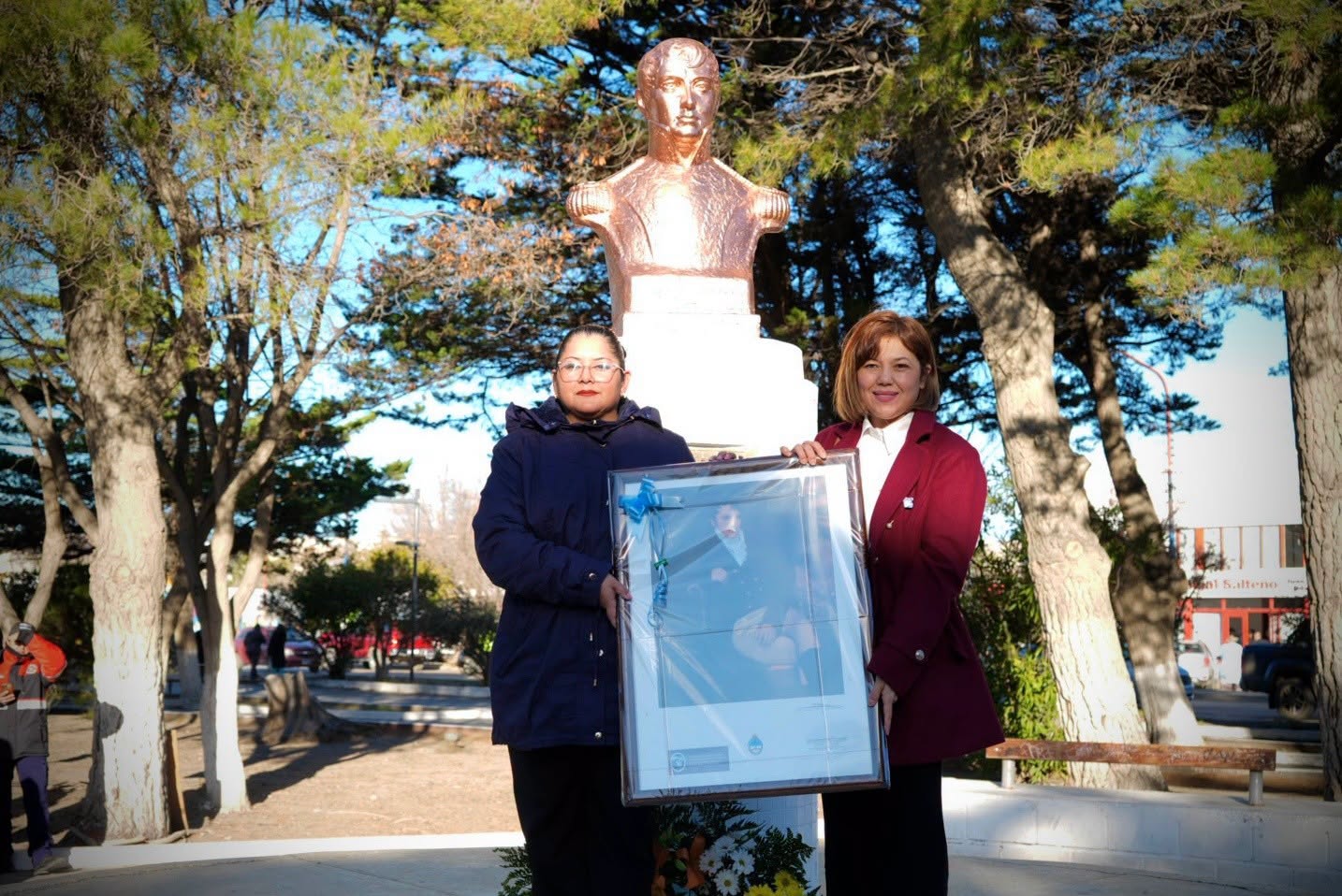 La Asociación Belgraniana hizo entrega de un cuadro de Belgrano al Consejo Provincial de Educación