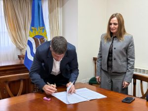 Puerto Deseado: Vidal firmó una inversión de más de $1.037.000.000 para “una obra que marca el rumbo de Santa Cruz”