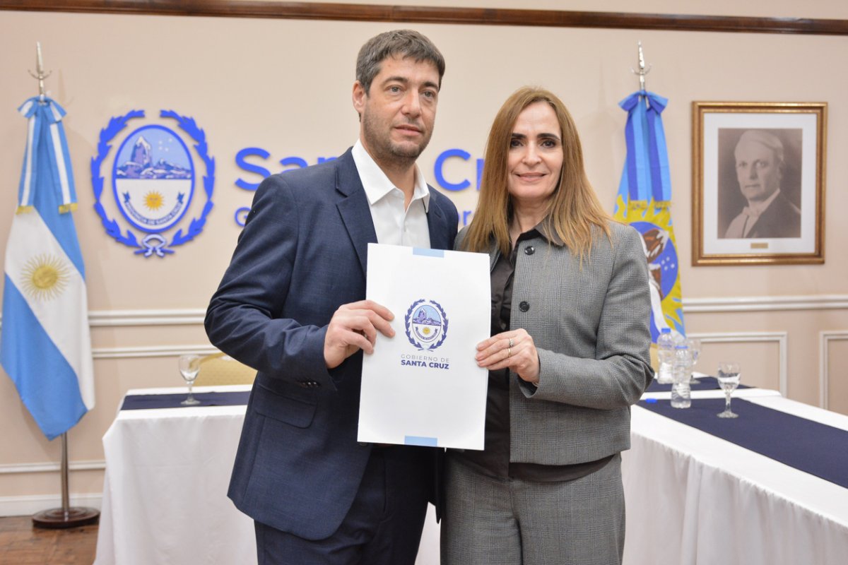 Ministra Nadia Ricci y el intendente de Puerto Deseado, Juan Raúl Martínez.