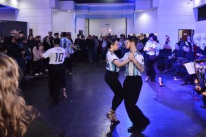 Multitudinaria inauguración de “Pasión y Gloria”, la muestra que celebra el fútbol en Santa Cruz