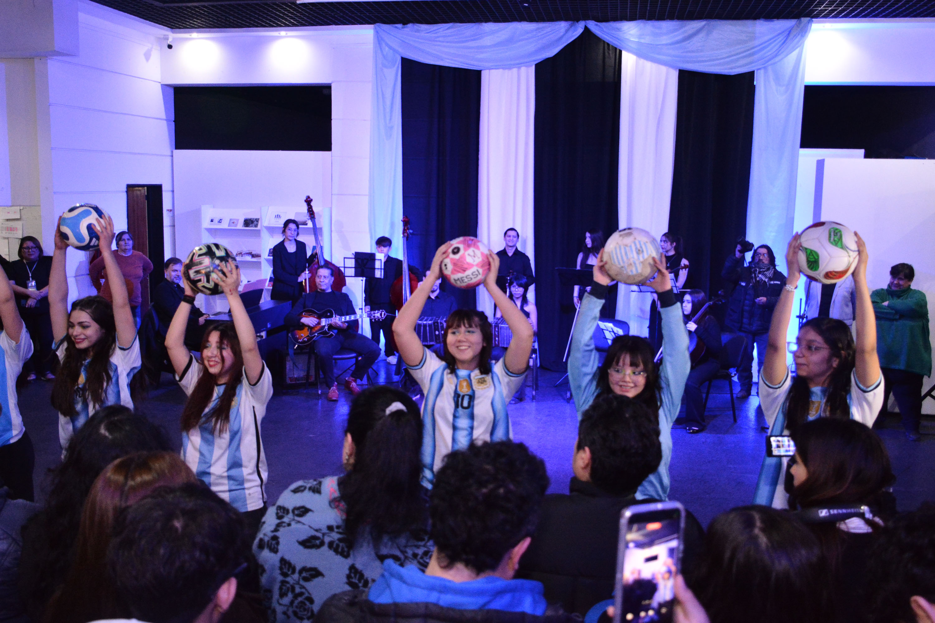 Multitudinaria inauguración de “Pasión y Gloria”, la muestra que celebra el fútbol en Santa Cruz