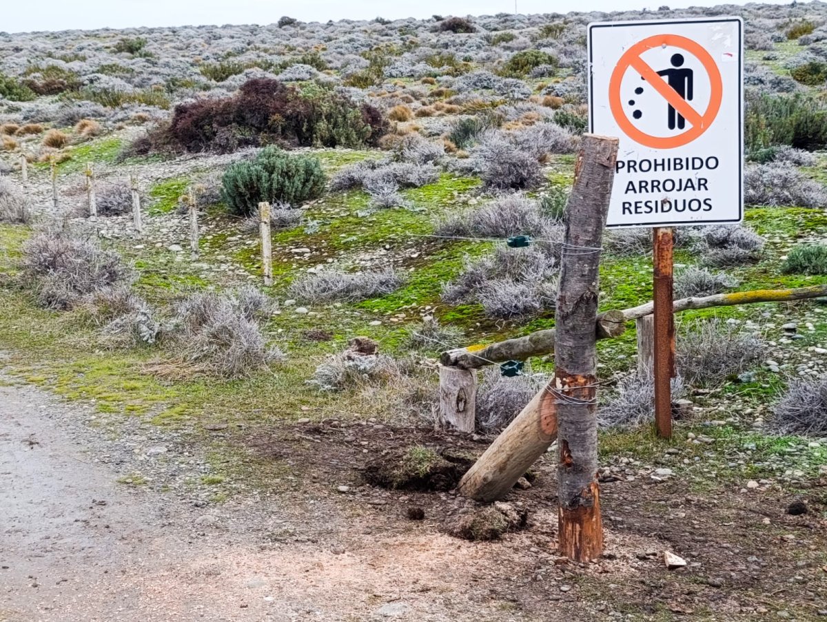 A los visitantes, cumplir con las indicaciones para el cuidado del lugar.