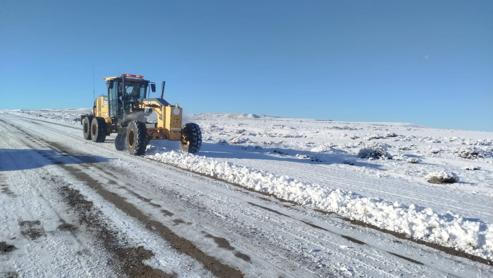 Vialidad Provincial realizó tareas de despeje de nieve en la Ruta Nacional N.º 40