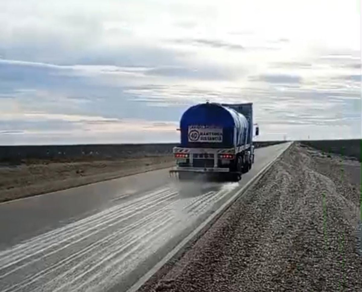 Vialidad Provincial refuerza tareas preventivas con riego de líquido antihielo en rutas nacionales