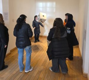 El Museo de Arte Eduardo Minnicelli continúa realizando visitas guiadas a la recibe a la muestra Juegos & Juguetes