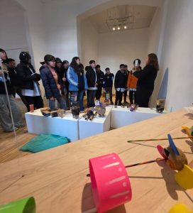 El Museo de Arte Eduardo Minnicelli continúa realizando visitas guiadas a la recibe a la muestra Juegos & Juguetes