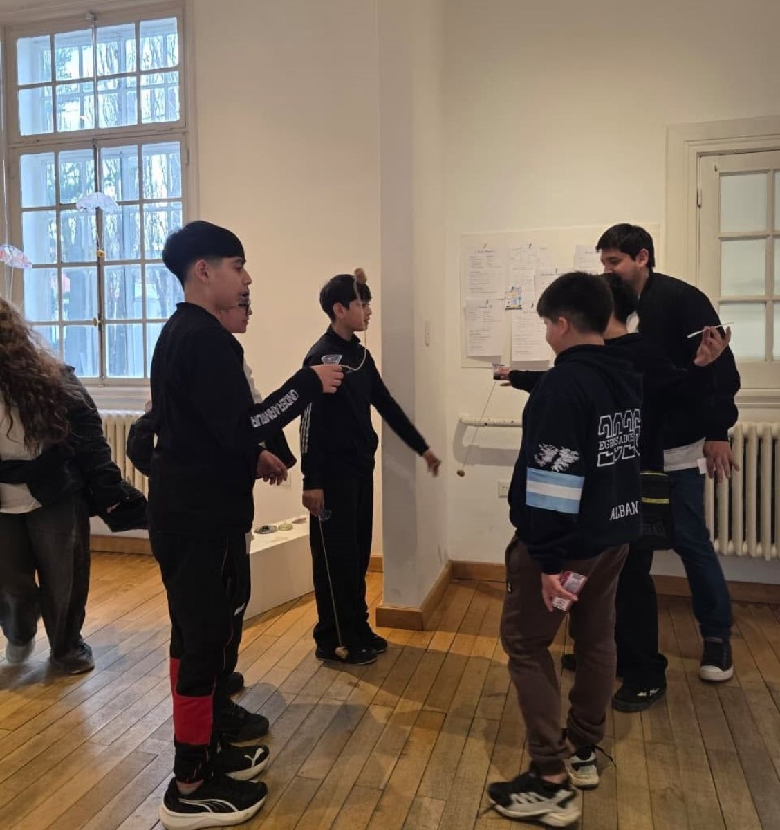 El Museo de Arte Eduardo Minnicelli continúa realizando visitas guiadas a la recibe a la muestra Juegos &amp; Juguetes