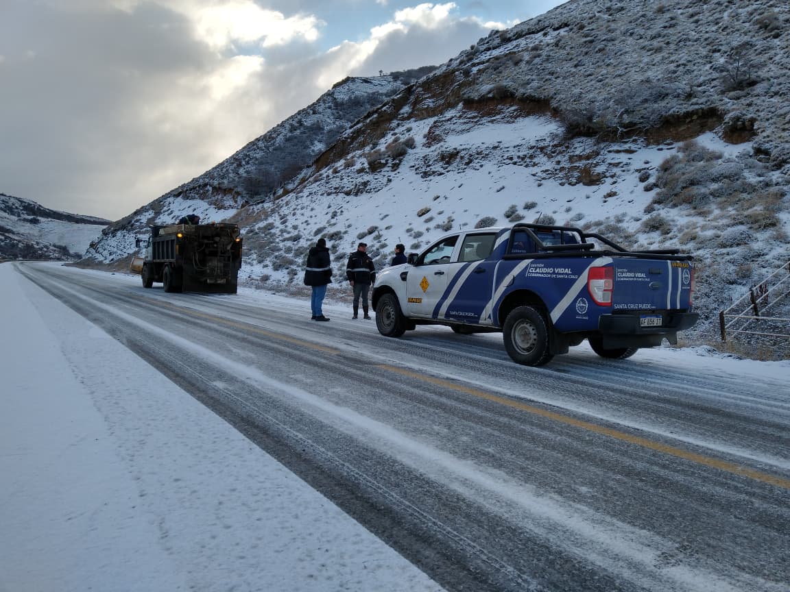 Vialidad Provincial realizó tareas de despeje de nieve y distribución de sal