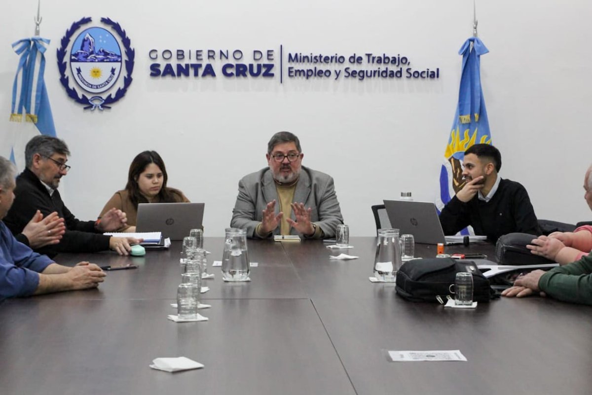 Reunión presidida por el ministro Ezequiel Verbes.
