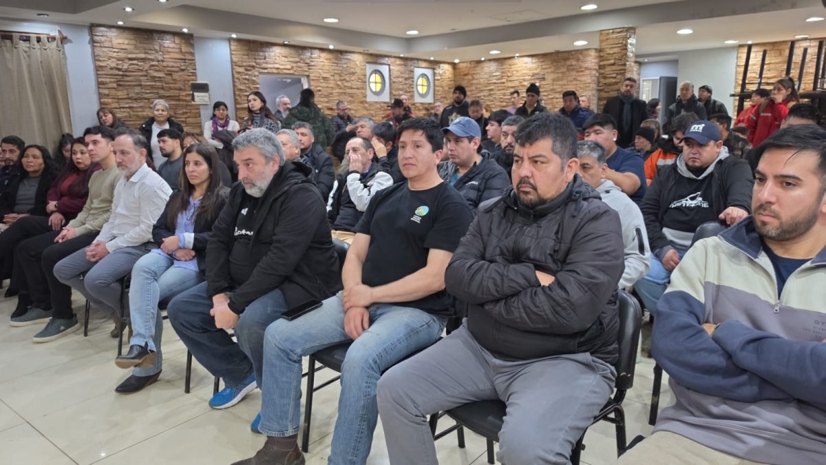 Trabajadores, vecinos y representantes de las asociaciones gremiales hicieron consultas a las autoridades presentes.