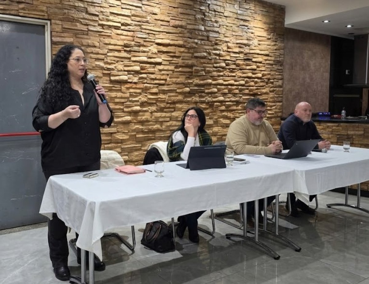 Las autoridades del Ejecutivo y la diputada por el Pueblo en diálogo con la comunidad de la Cuenca.