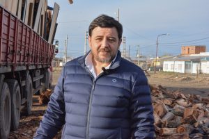 El Gobierno provincial recibió el cargamento de leña para asistir a las familias 