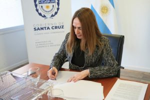 Producción entregó equipamiento científico para la Escuela de Biología Marina de Caleta Olivia