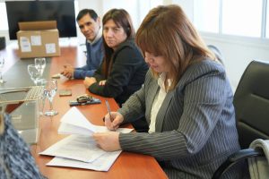 Producción entregó equipamiento científico para la Escuela de Biología Marina de Caleta Olivia