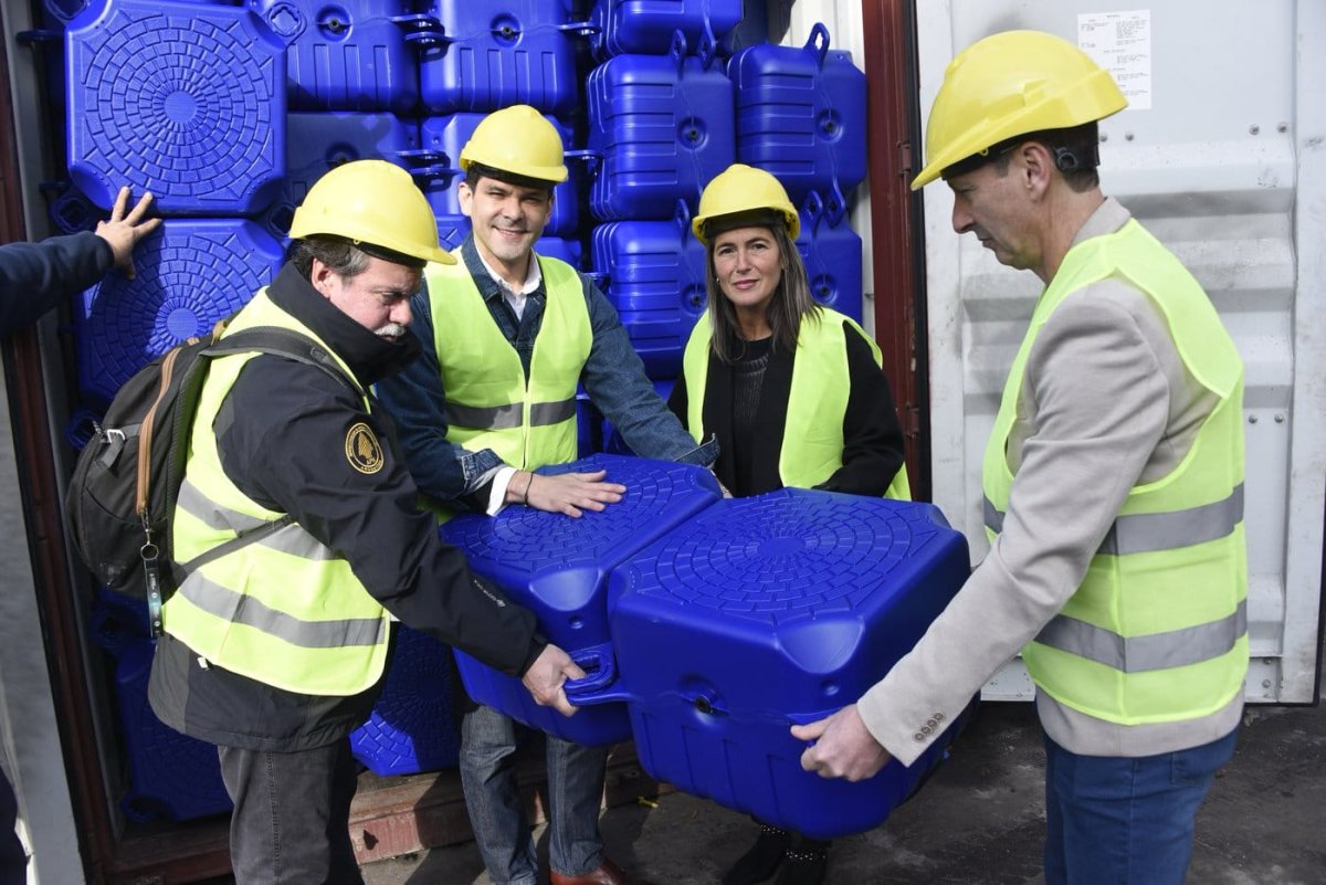 Llegó a El Calafate la piscina flotante que será escenario del Mundial de Nado en Aguas Frías