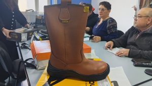 Servicios Públicos abrió los sobres de la licitación para la compra de calzado de seguridad destinado al personal de toda Santa Cruz