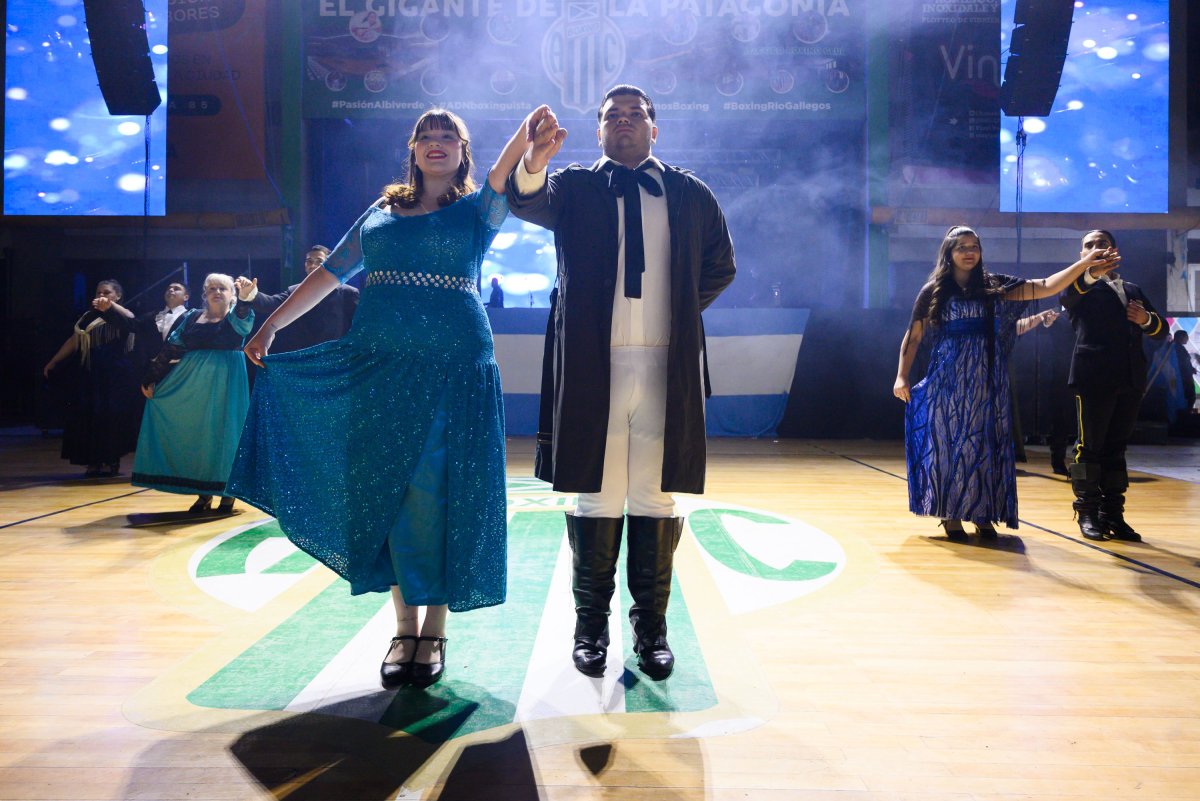 Artistas y escuelas de bailes locales brillaron en la noche patria.