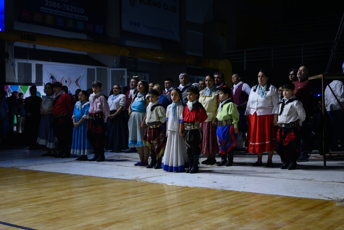 Niños, jóvenes y adultos en el "Sentir Patria".