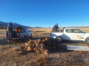 Vialidad Provincial trasladó leña a establecimientos rurales de Gobernador Gregores