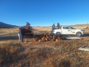 Vialidad Provincial trasladó leña a establecimientos rurales de Gobernador Gregores