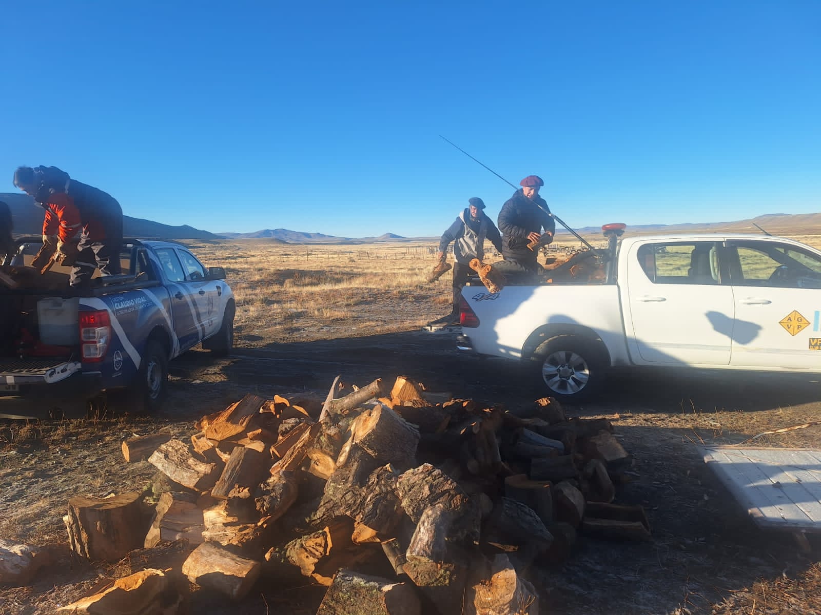 Vialidad Provincial trasladó leña a establecimientos rurales de Gobernador Gregores