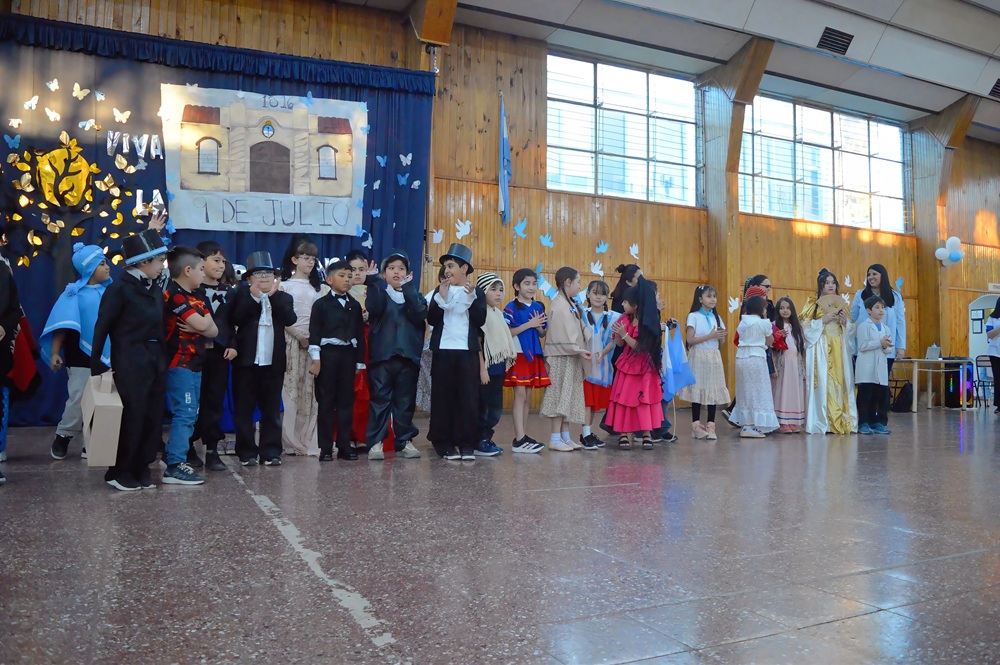 La Escuela Primaria N°19 celebró con un gran acto el Día de la Independencia