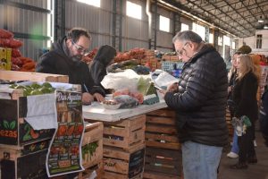 Los vecinos coparon el Mercado Concentrador Patagónico y celebraron los precios minoristas