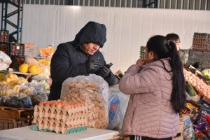 Los vecinos coparon el Mercado Concentrador Patagónico y celebraron los precios minoristas