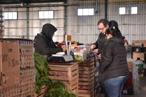 Los vecinos coparon el Mercado Concentrador Patagónico y celebraron los precios minoristas