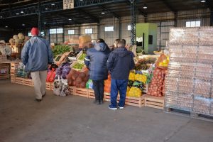 Los vecinos coparon el Mercado Concentrador Patagónico y celebraron los precios minoristas