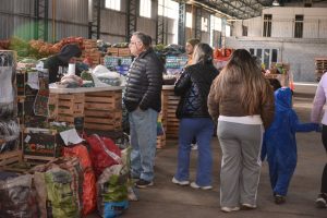 Los vecinos coparon el Mercado Concentrador Patagónico y celebraron los precios minoristas