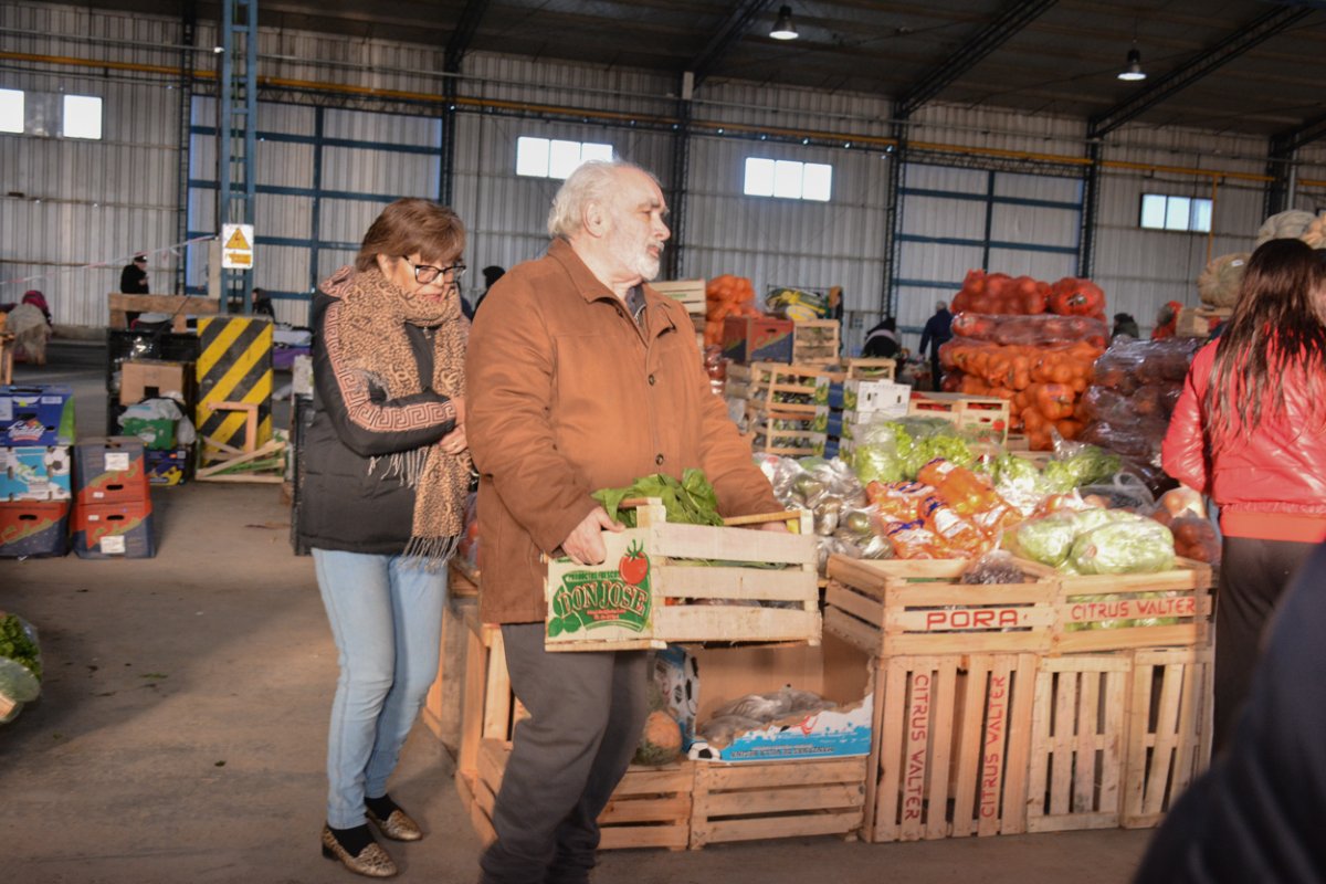 Los vecinos coparon el Mercado Concentrador Patagónico y celebraron los precios minoristas