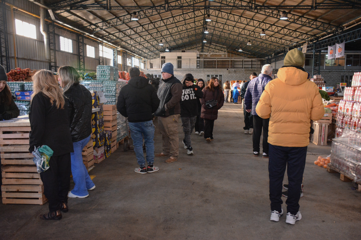 Los vecinos coparon el Mercado Concentrador Patagónico y celebraron los precios minoristas