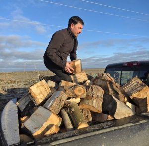 Más familias de Puerto Deseado recibieron leña para afrontar el invierno con el acompañamiento del Estado