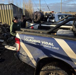 Más familias de Puerto Deseado recibieron leña para afrontar el invierno con el acompañamiento del Estado
